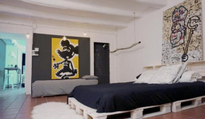 Отель Art house in the artist workspace in the center  Неаполь